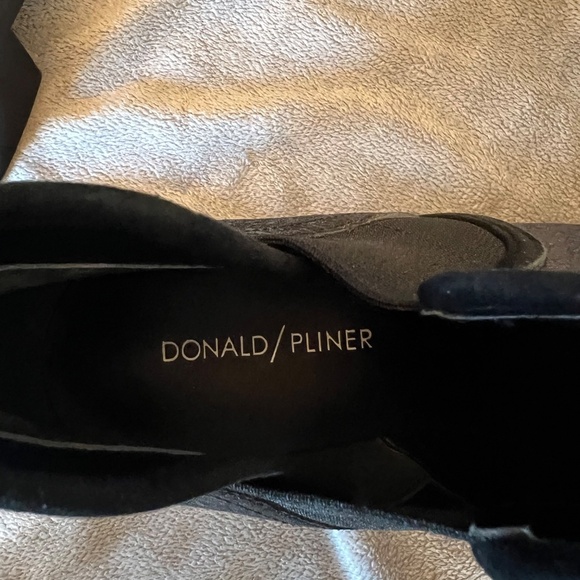 Donald J. Pliner Darla Black Metallic Silver Leather Chelsea Ankle Boot, Size 8 - Picture 7 of 9